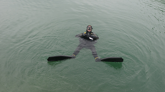 Plongeur dans l'eau du lac faisant la planche - 2 