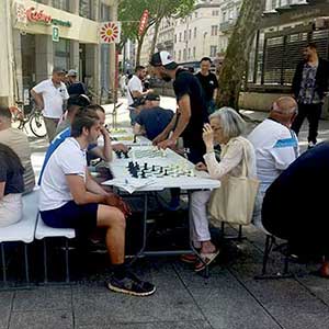 Jouer aux échecs, aux dames ou à l'awalé en plein air.