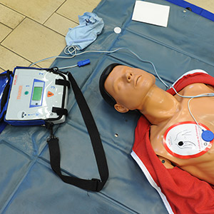 Défibrillateur sur un mannequin